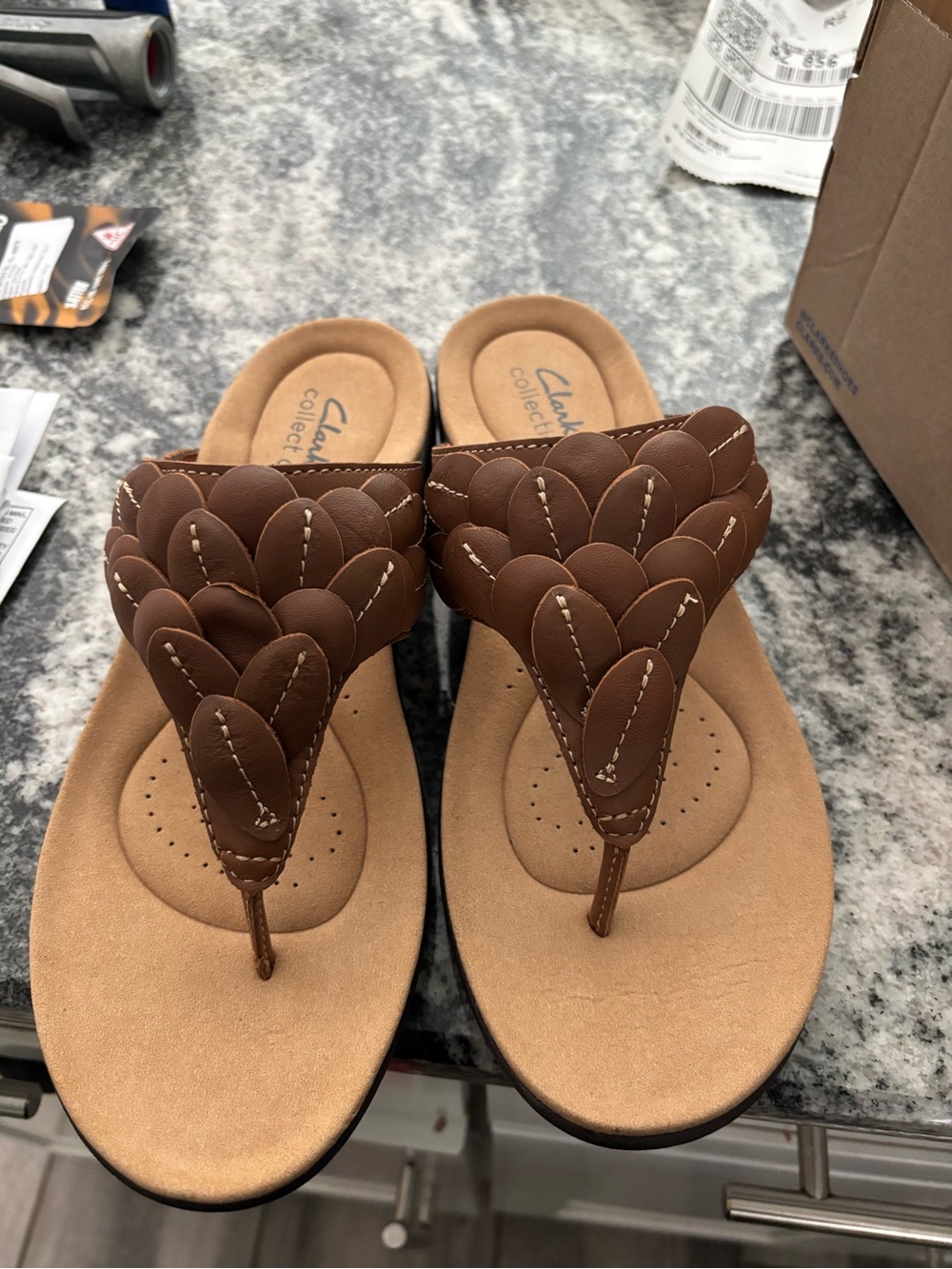 Clarks Women's Brown Leather Thong Sandals size 7.5w